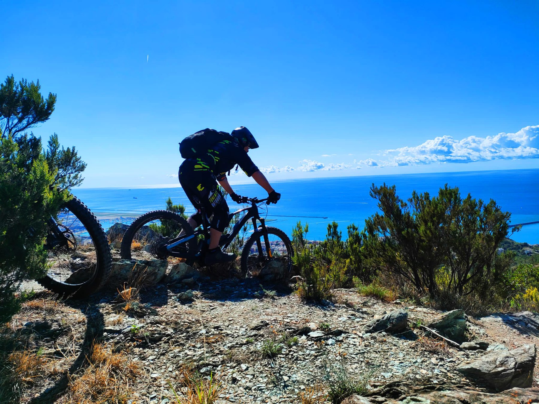 Un rider sui sentieri affacciati sul mare