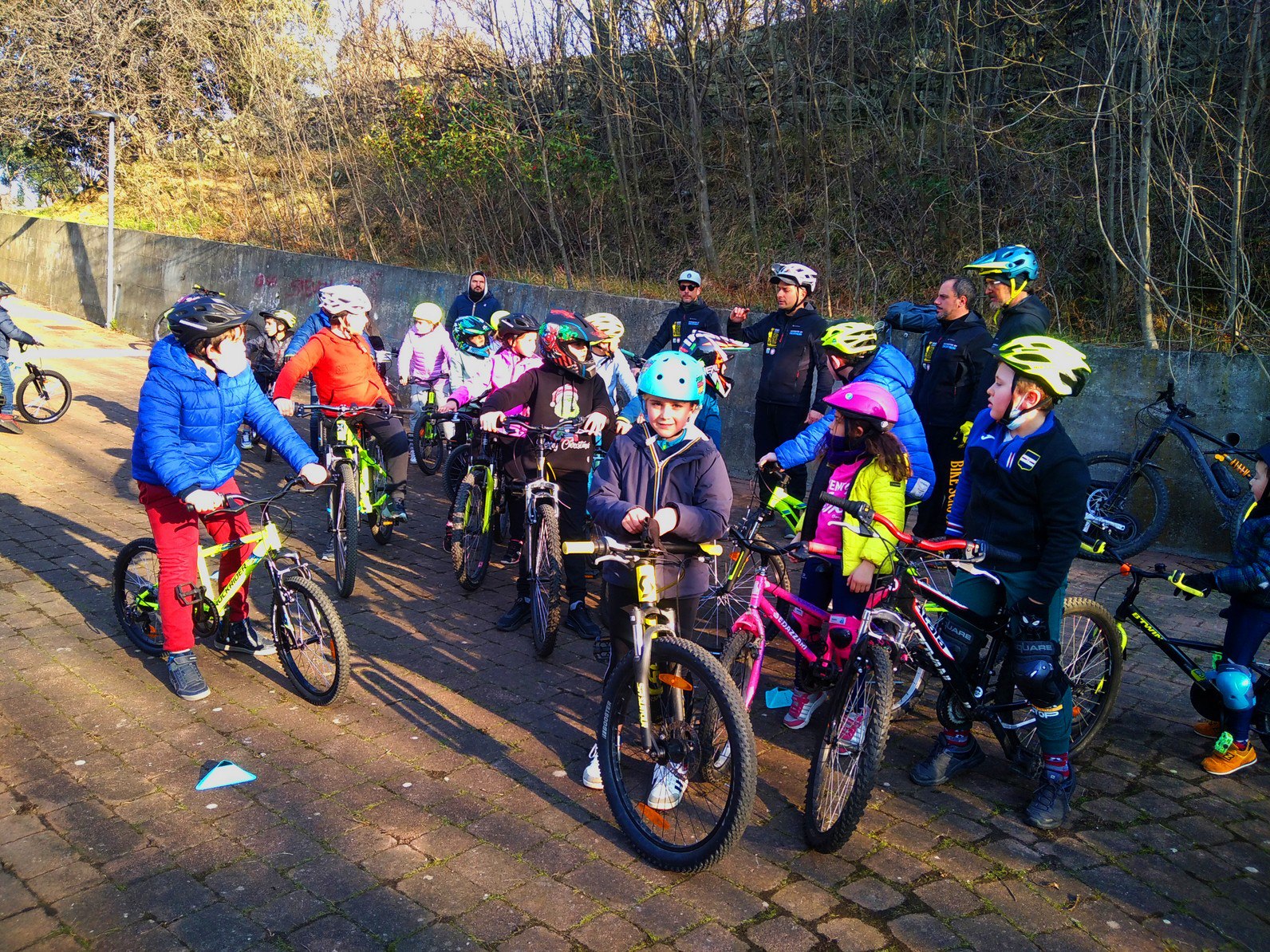 Ragazzi e istruttori della Bike School Ponente Outdoor